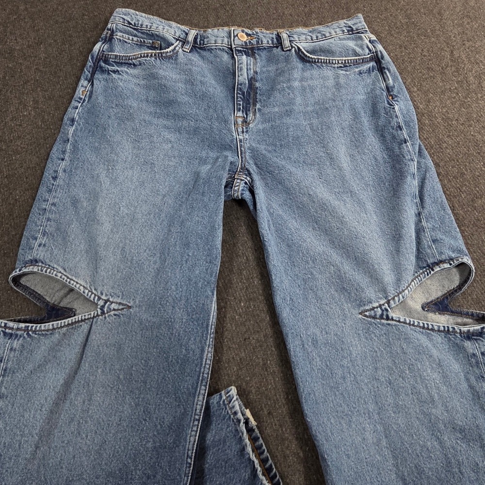 Straight Leg Women's Jeans with Knee Cutouts - Light Blue Denim